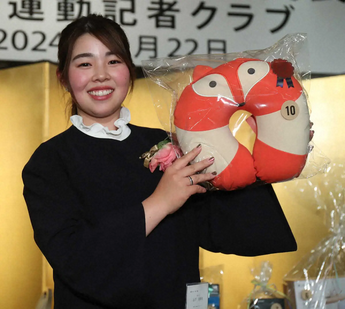 【画像・写真】山下美夢有「飛行機で飛び回るので…」理想のアイテムゲット！関西スポーツ賞表彰式　