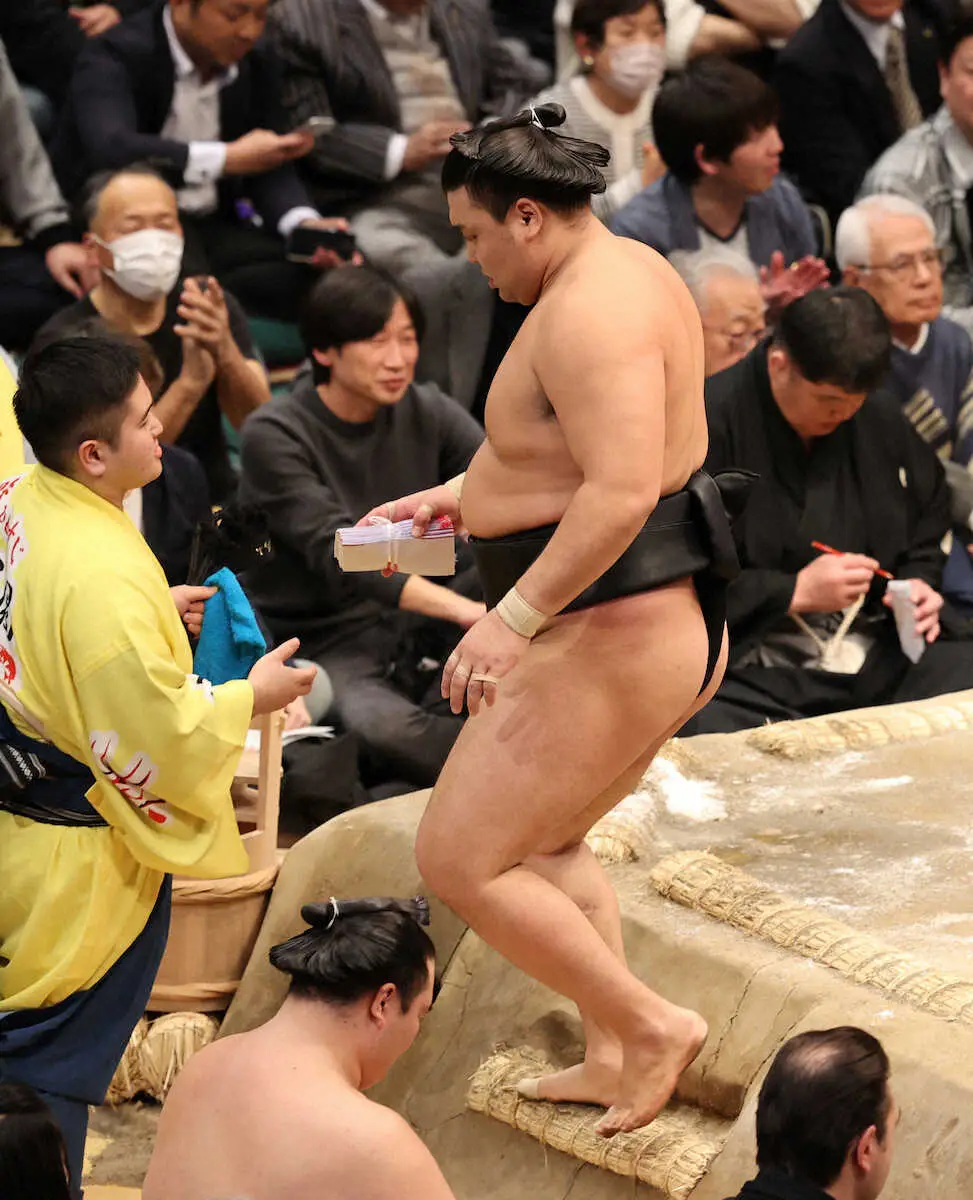 【画像・写真】冷や汗の霧島　横綱昇進に踏みとどまった　行司差し違え「勝てて良かった」