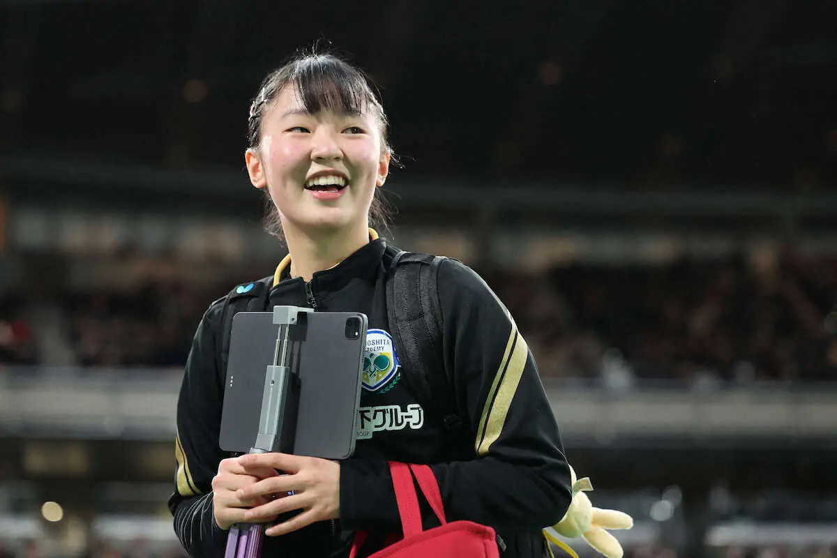【画像・写真】女子シングルス準々決勝を終え、笑顔で引き揚げる張本美