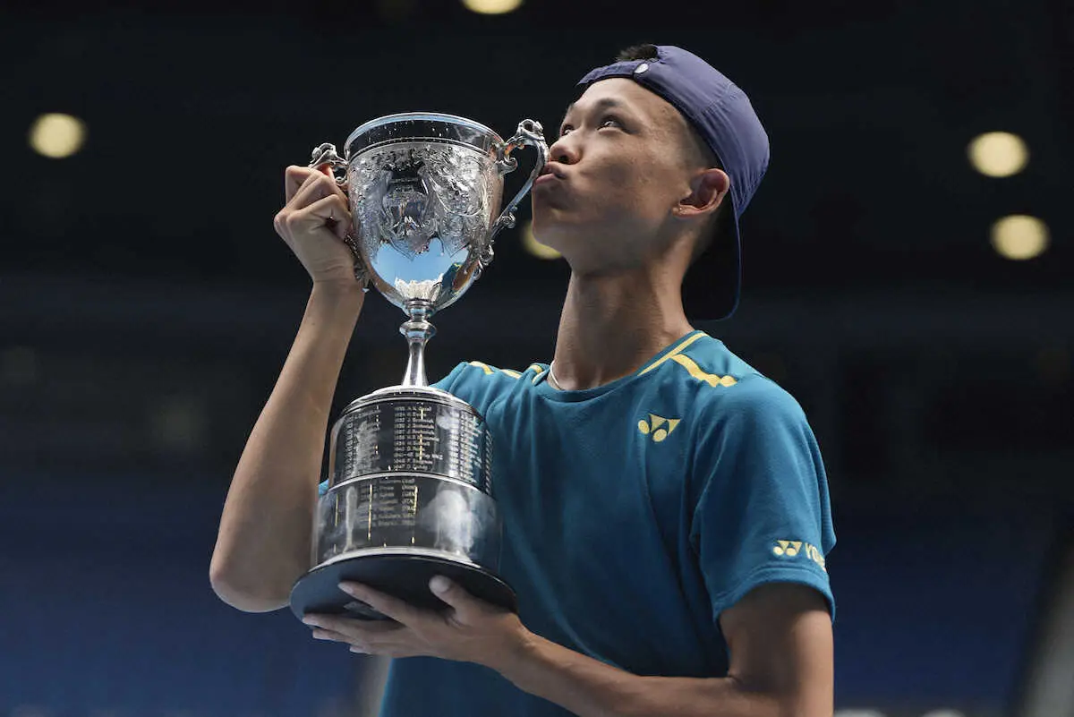 【画像・写真】カップにキスする坂本（AP）