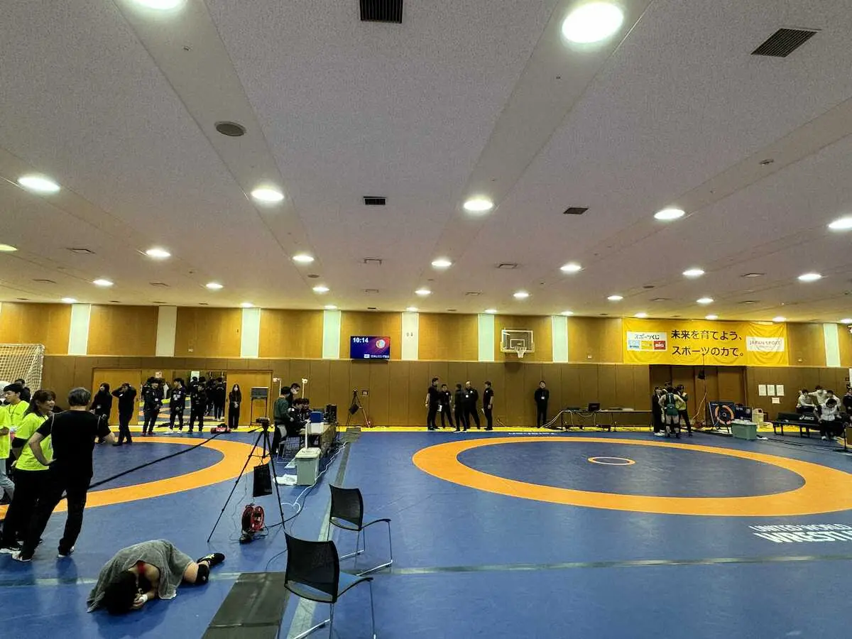 【画像・写真】レスリング五輪代表決定PO　勝利者インタビューの反対側で敗者は嗚咽　控え室なく無残なコントラスト