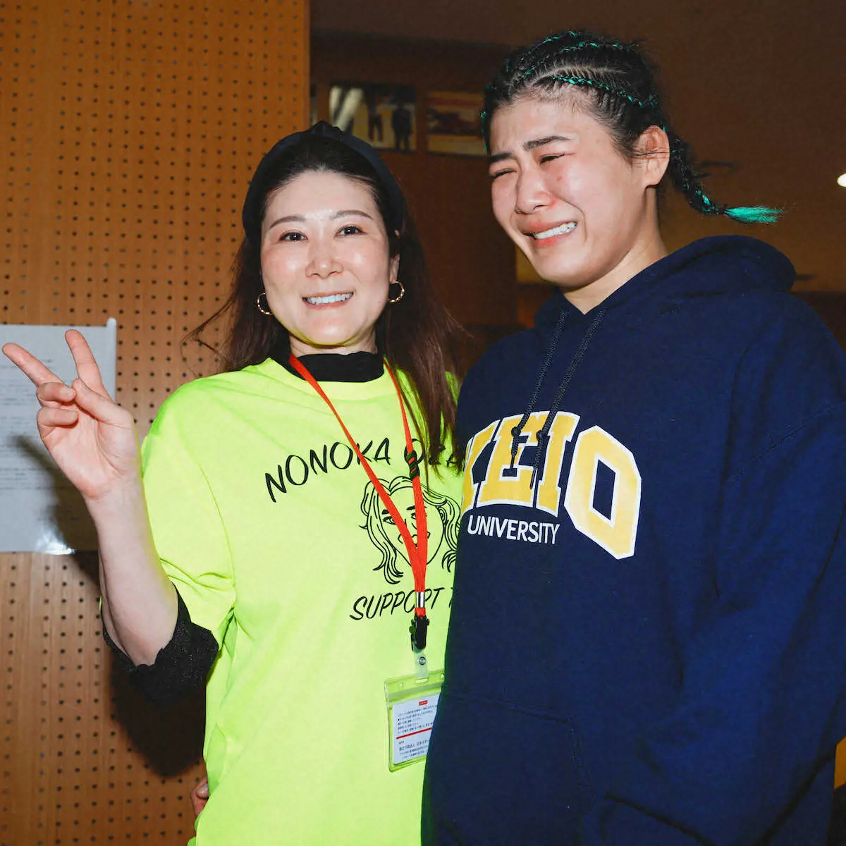 【画像・写真】五輪代表を決め母・利佳さん（左）と笑顔を見せる尾崎（撮影・西尾　大助）