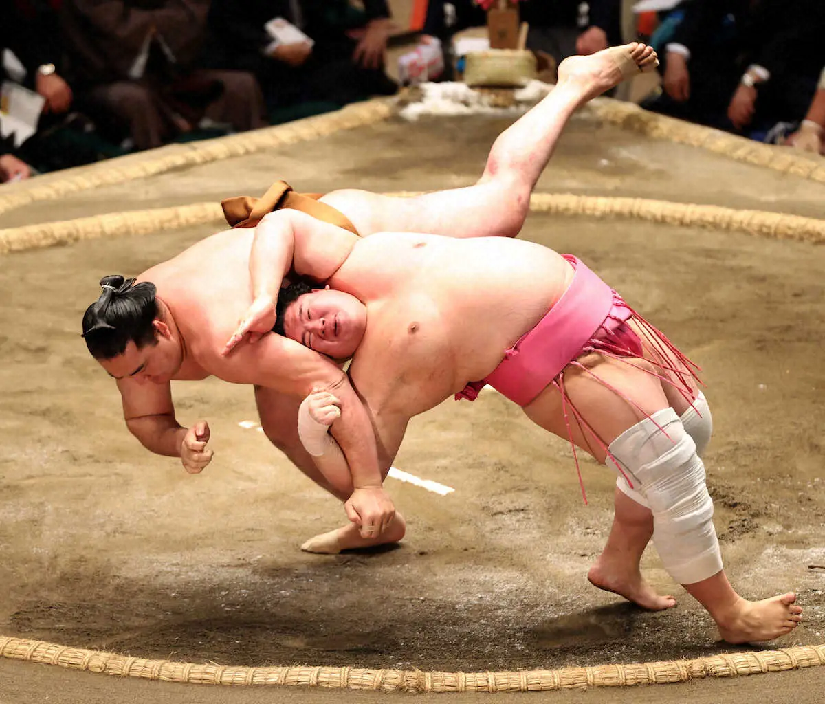 【画像・写真】宇良が伝え反り　結び3番前に豪快な技で場内を沸かせる