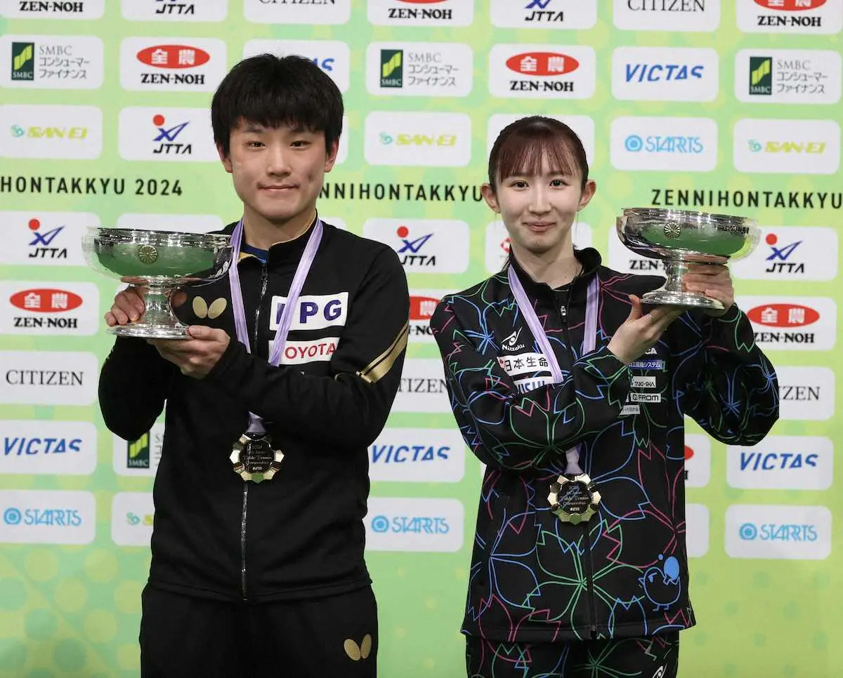 【画像・写真】男女シングルス覇者の張本と早田に全農から副賞贈呈　天皇杯・皇后杯2024年全日本卓球最終日