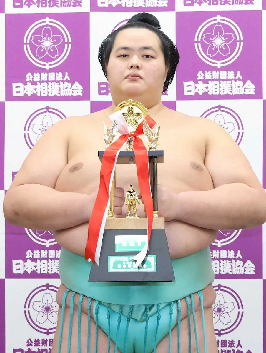 【画像・写真】大関昇進の琴ノ若が初の技能賞「最後だからね」付け人と支度部屋で記念撮影　悔し涙から笑顔に