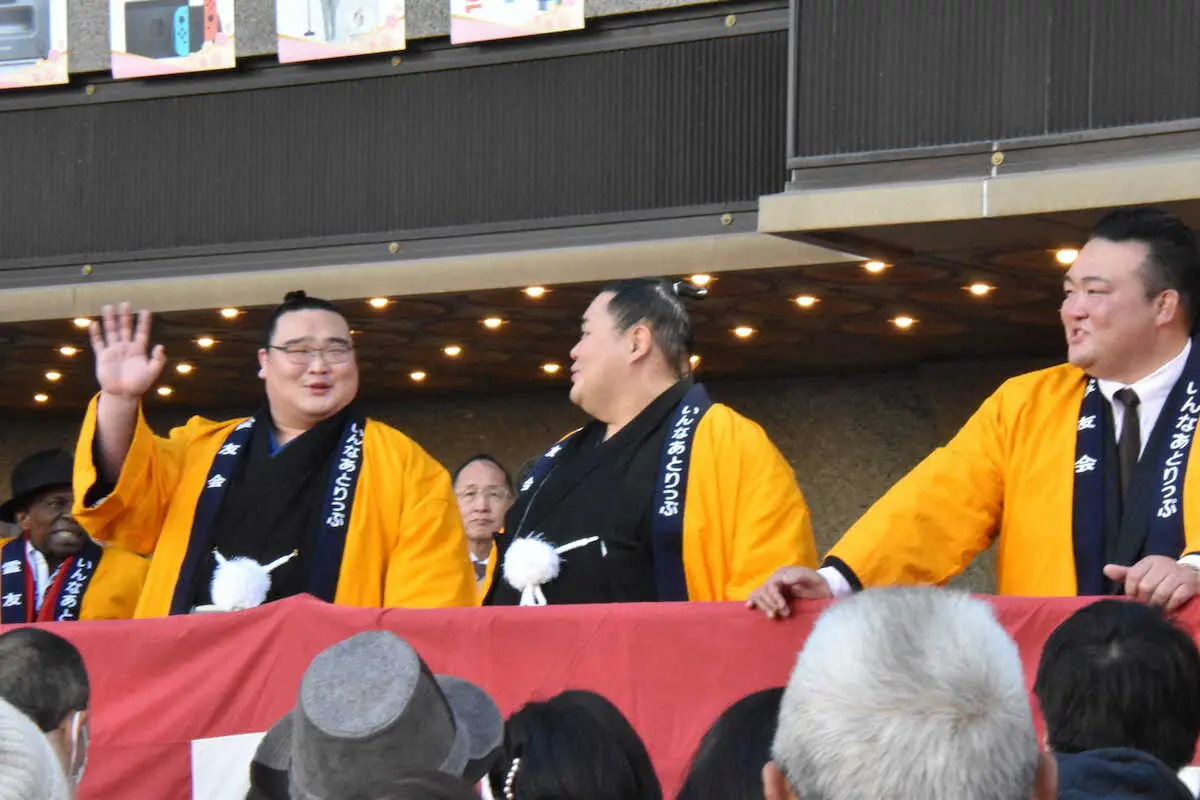 【画像・写真】珍名力士「白熊」が初の豆まき　「かわいい～」の声が飛ぶ中、サンコンさんと笑顔を振りまく