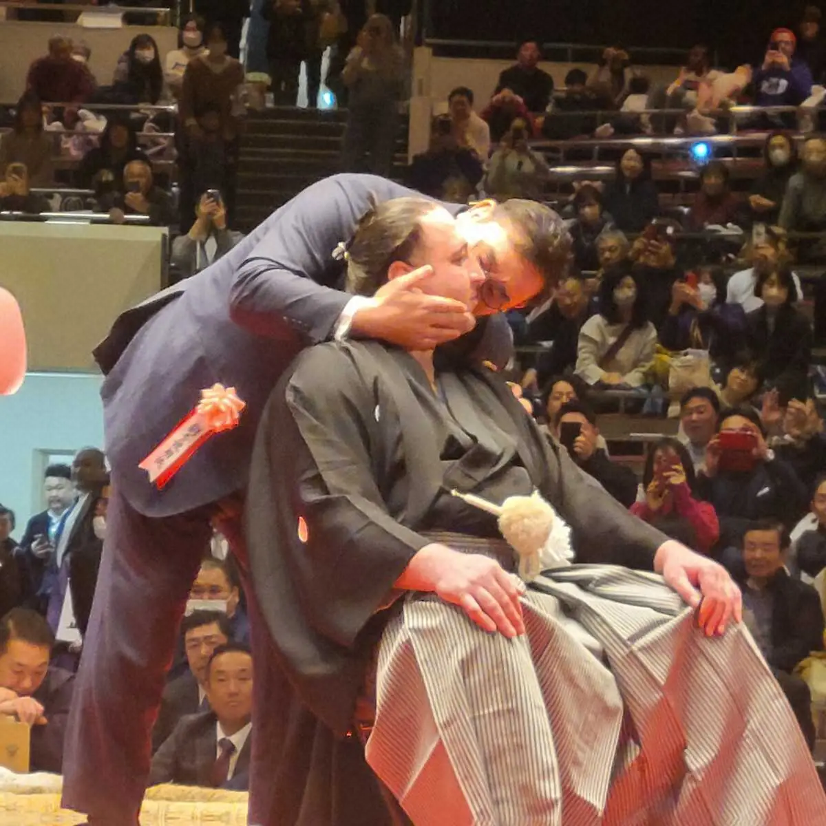 【画像・写真】元朝青龍がキスで祝福　元栃ノ心の断髪式に出席　サッカー伊東純也の騒動には「残念。決勝終わってから」
