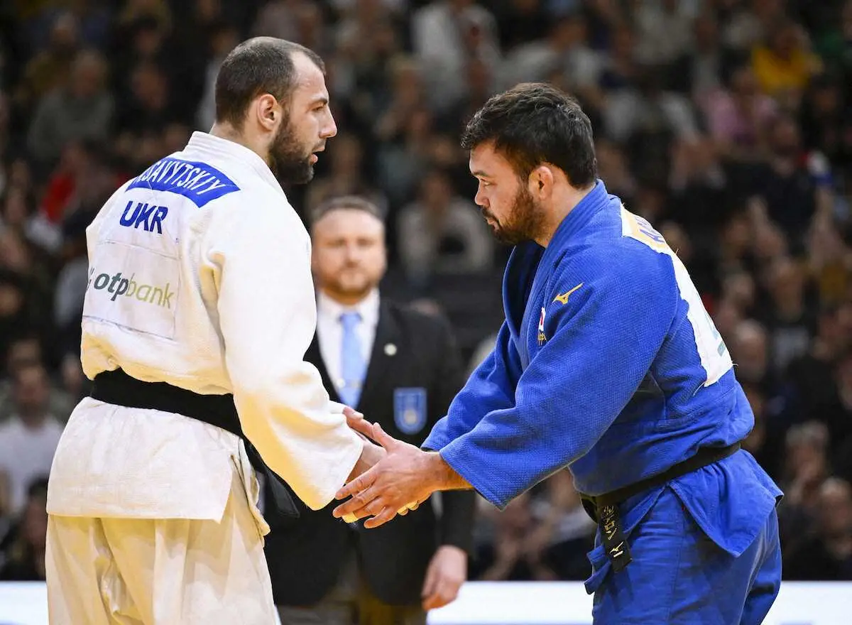 【画像・写真】男子100キロ級準決勝で勝利し、ウクライナ選手（左）と握手するウルフ・アロン＝パリ（共同）