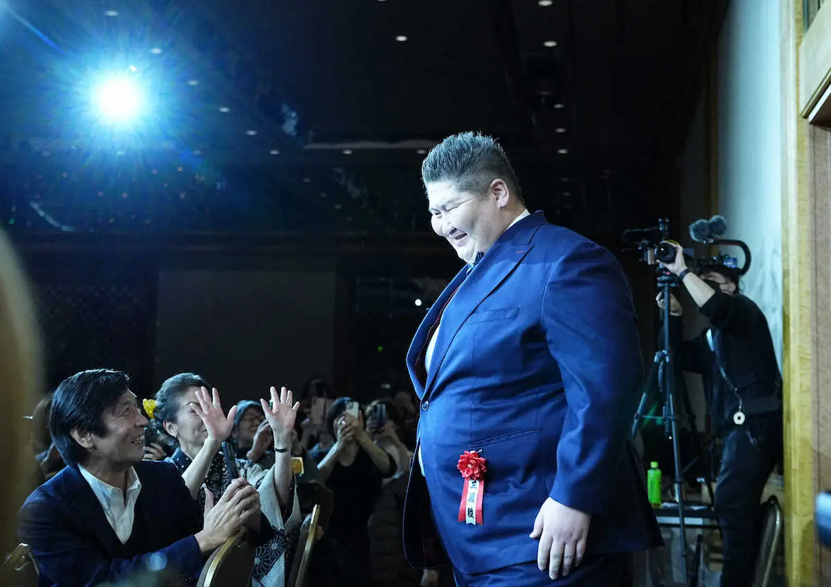 【画像・写真】【逸ノ城断髪式】鳥取城北高・石浦総監督の止めばさみに号泣　今後は未定も「家族を作って暮らしたい」