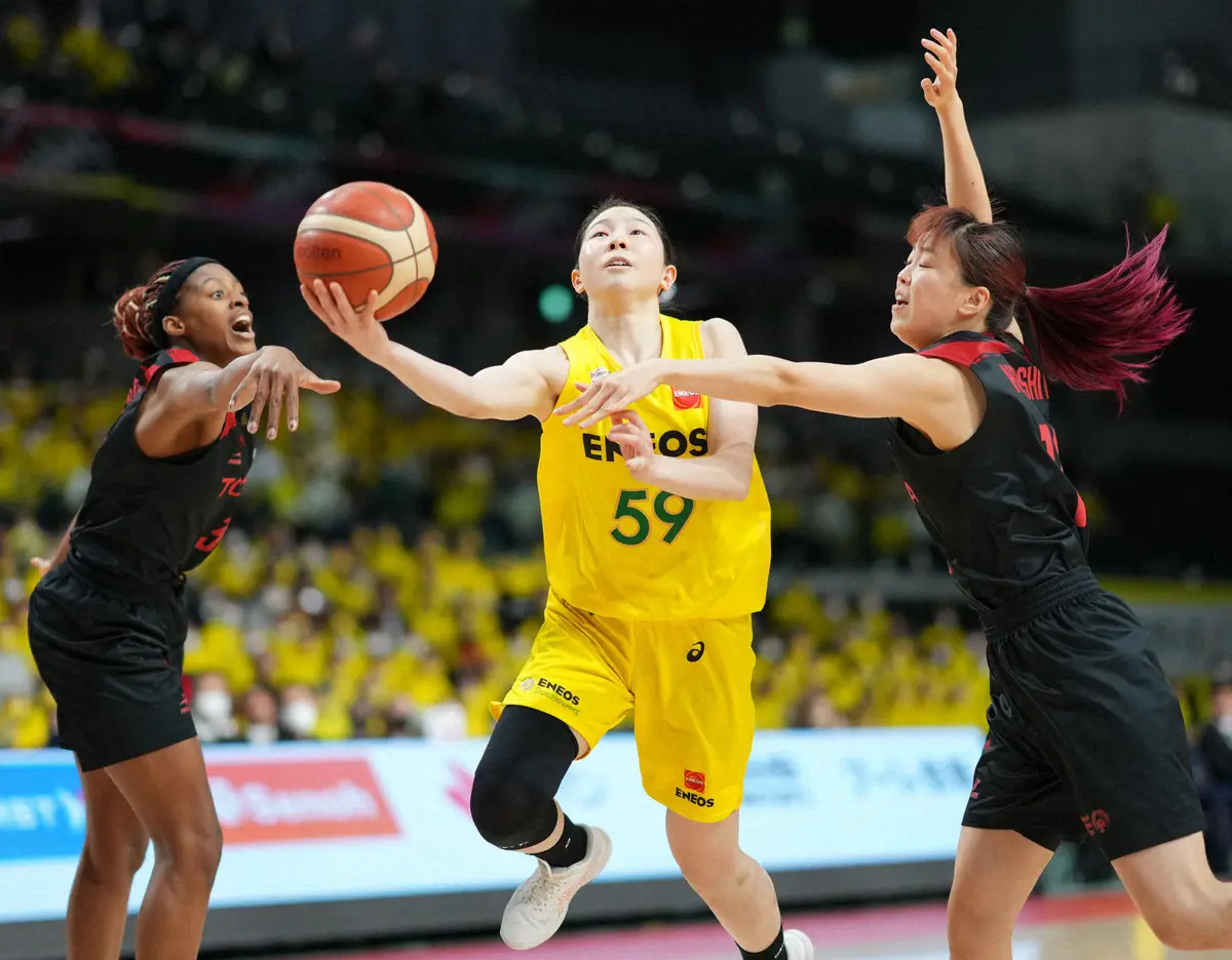 【画像・写真】ENEOSでプレーする星杏璃（左はトヨタ自動車・馬瓜ステファニー）