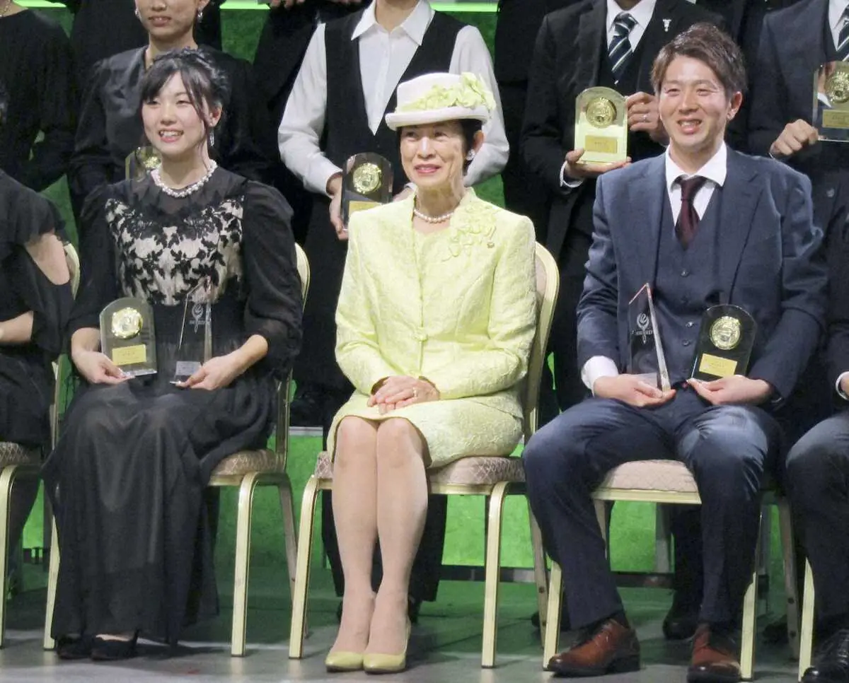 ホッケーの日本リーグでMVPに選ばれた女子の小早川志穂（左）と男子の吉川貴史。中央は高円宮妃久子さま