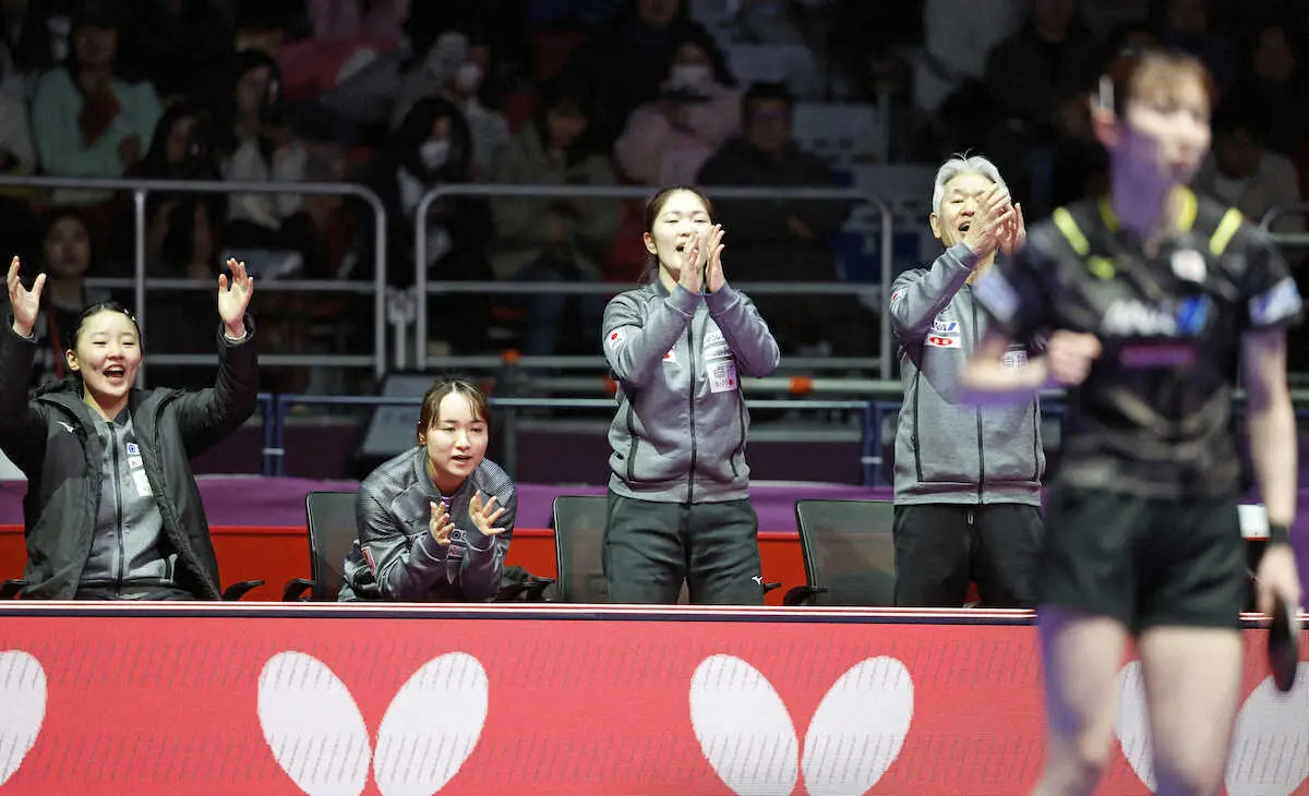 女子決勝、中国戦の第2試合で、早田ひなのポイントを喜ぶ張本美和（左端）（共同）