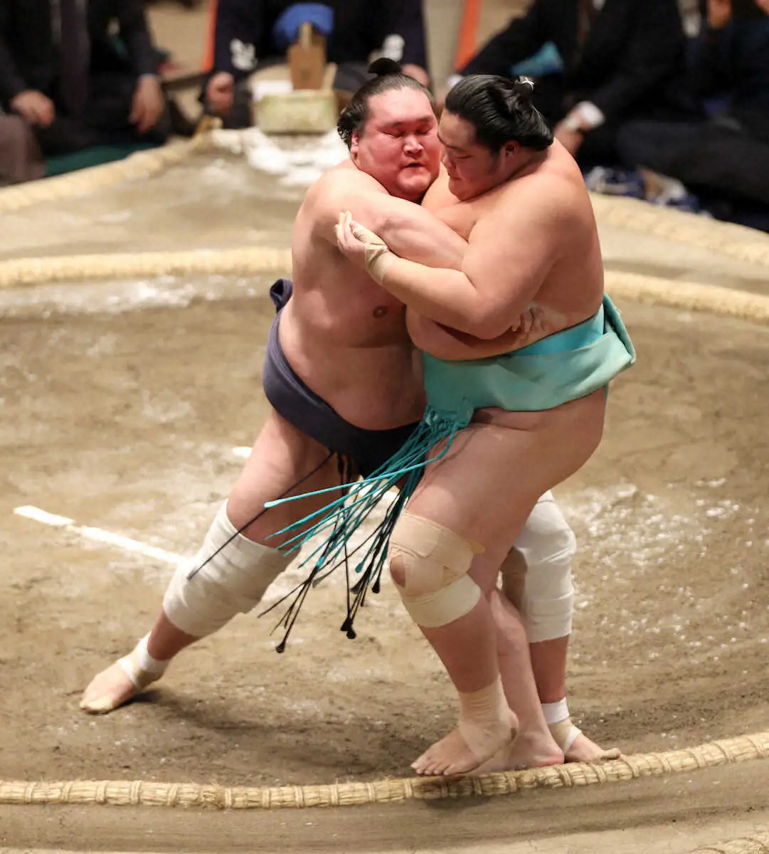 【画像・写真】初場所千秋楽で琴ノ若（右）を寄り切りで下し優勝を決めた照ノ富士