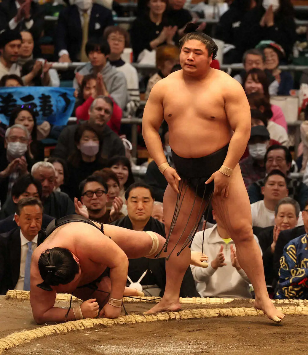 【画像・写真】横綱・照ノ富士は連敗回避も…波乱続く“荒れる春場所”1横綱4大関が2日目までに土
