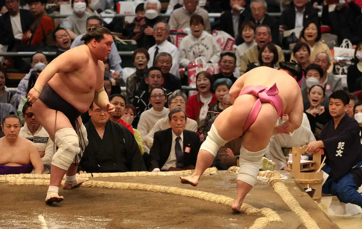 【画像・写真】照ノ富士は豊昇龍とともに連敗回避　宇良を左からきめて土俵下へ一回転　豊昇龍は錦木を寄り切る