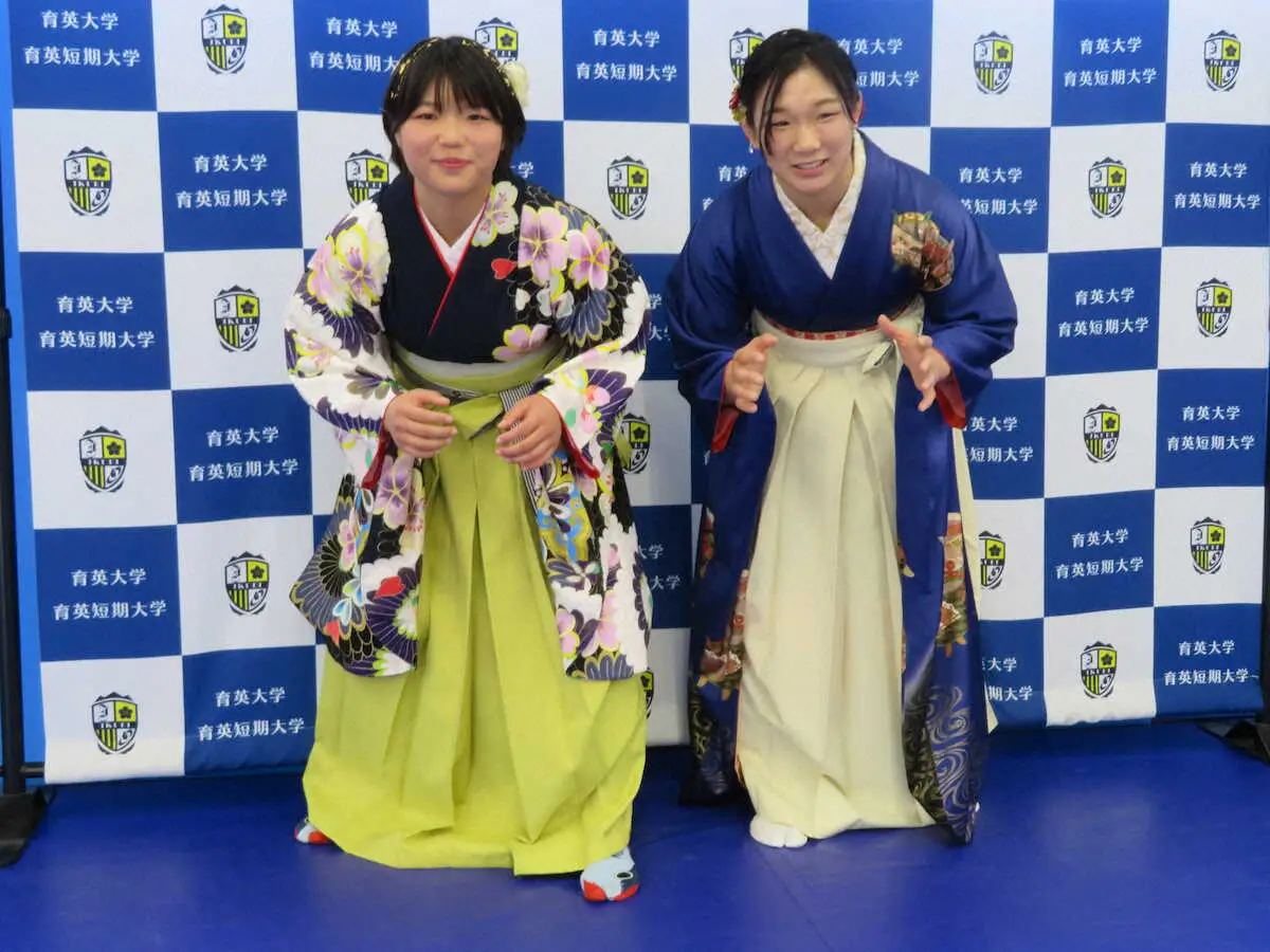 卒業式後、袴姿でレスリングの構えのポーズを取る桜井つぐみ（左）と元木咲良