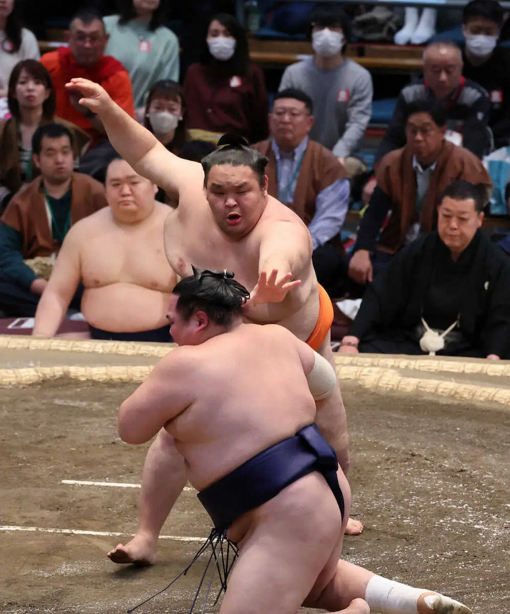 【画像・写真】十両・水戸龍が同学年の友風を破って5勝目「学生の頃を思い出した」日大の先輩たちの応援を力に