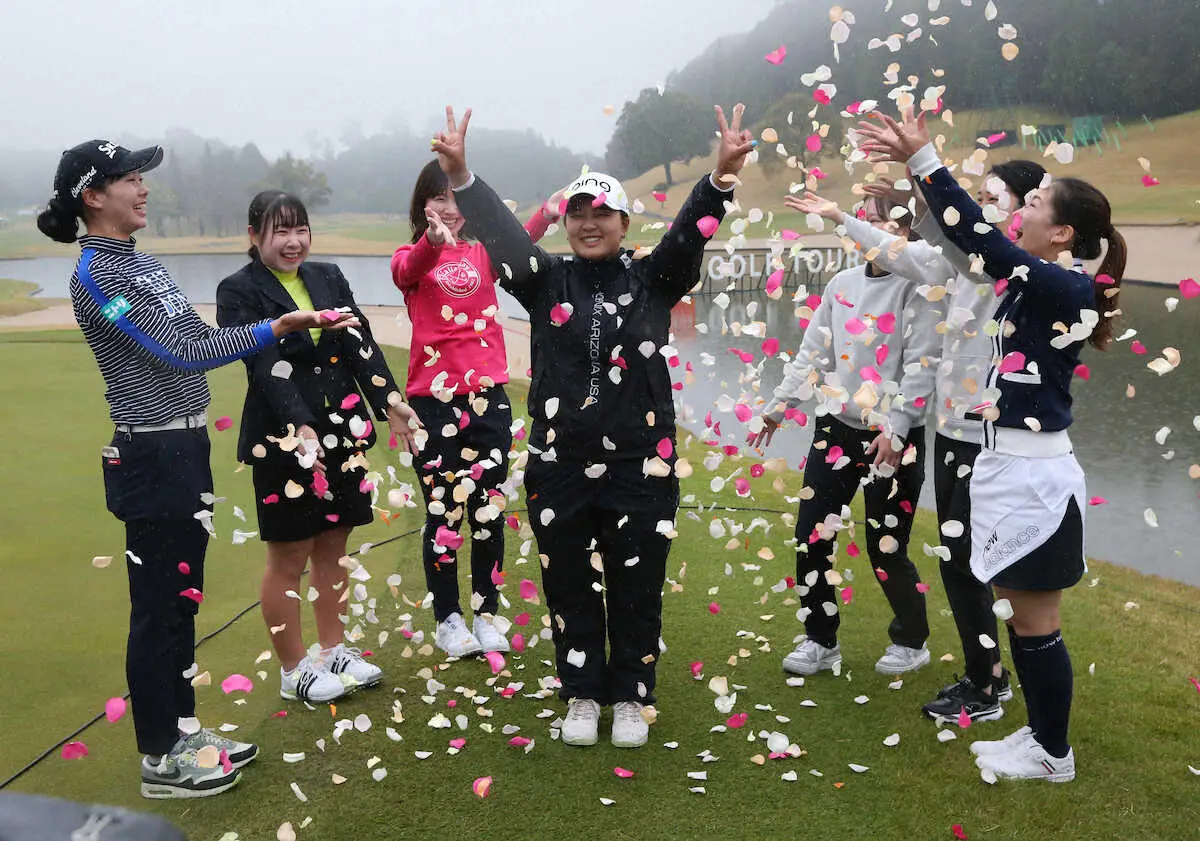 【画像・写真】鈴木愛　2週連続V　小祝とのPO制して史上9人目の20代20勝　5月に30歳「まだまだやれるぜ」