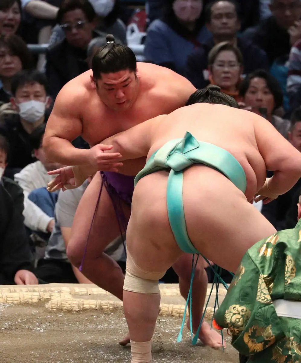 【画像・写真】寄り切りで琴ノ若を破る尊富士（左）（撮影・後藤　正志）