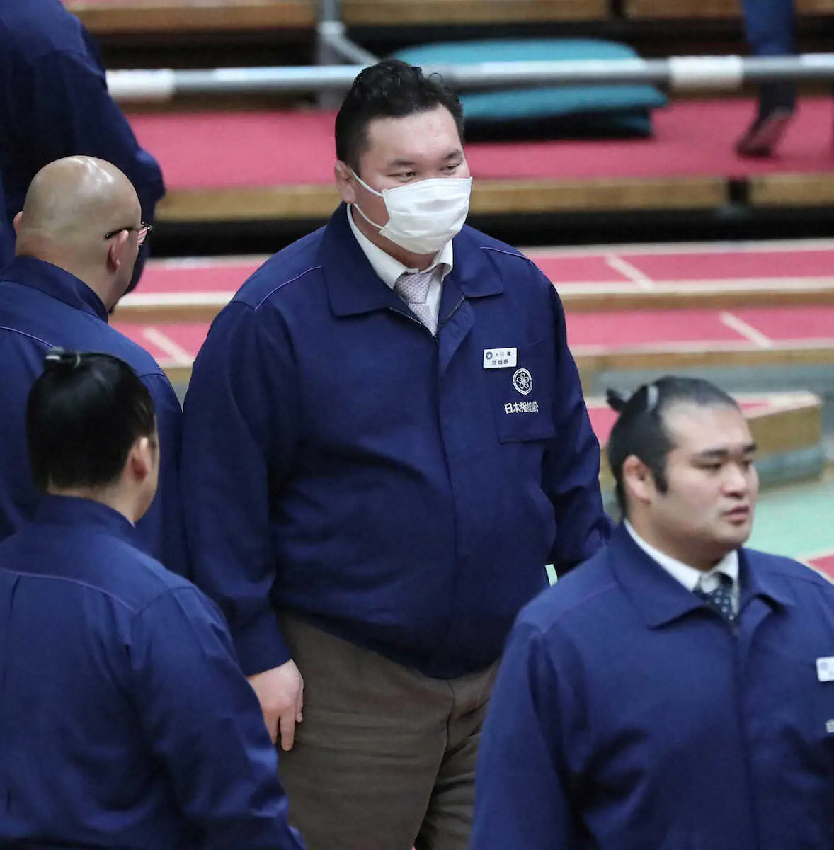 【画像・写真】関係者と話す宮城野親方（中央）　（撮影・奥　調）