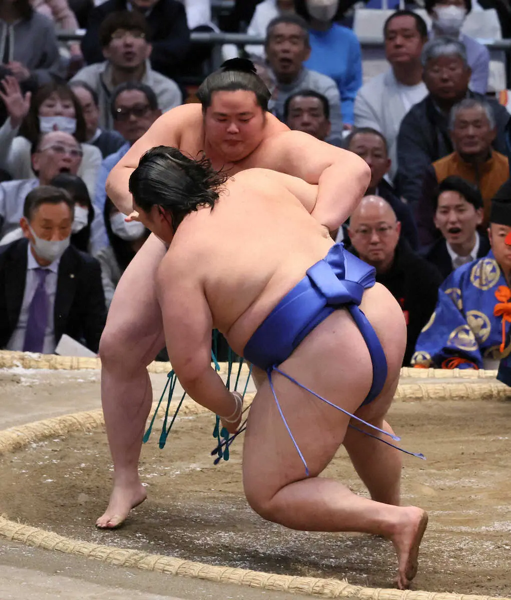 【画像・写真】新入幕の尊富士は豊昇龍の小手投げで転がされ初黒星　大の里も敗れて依然として後続と2差