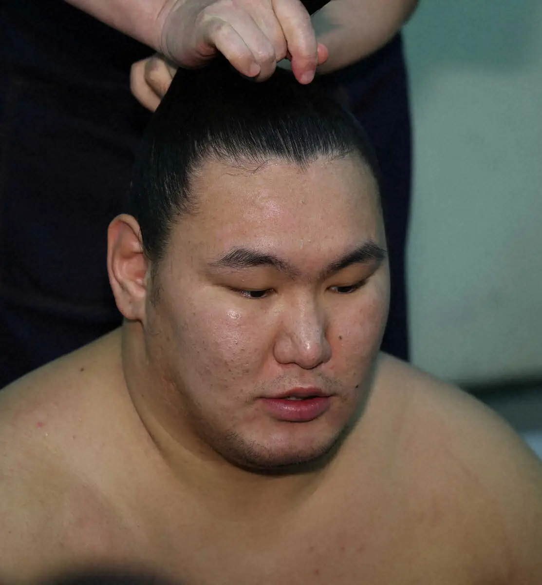 【画像・写真】＜大相撲12日目＞支度部屋でまげを整える豊昇龍