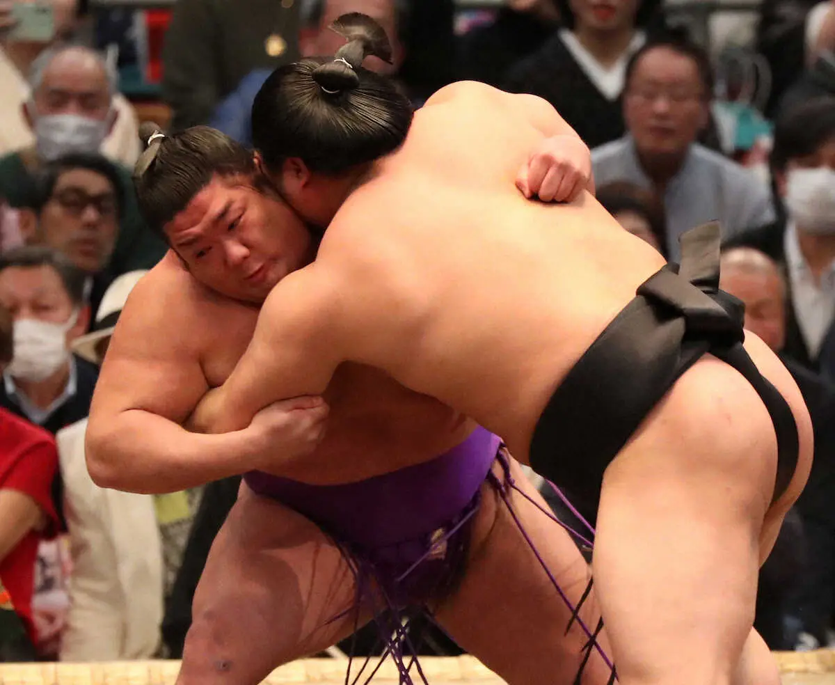 【画像・写真】若元春（右）を攻める尊富士　（撮影・奥　調）