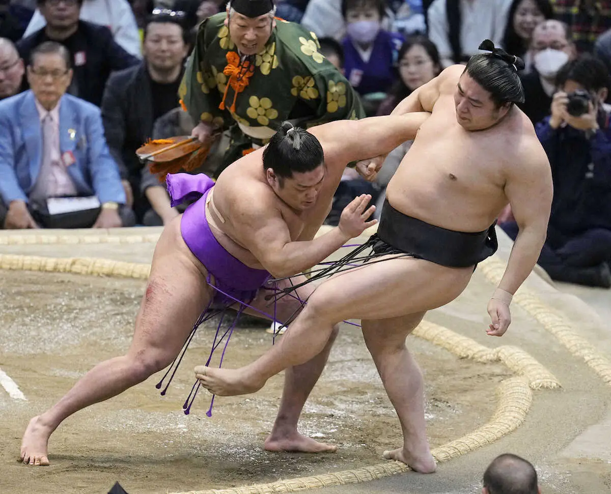 【画像・写真】尊富士（左）が寄り切りで若元春を破る