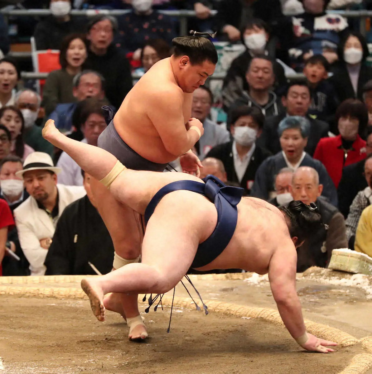 【画像・写真】豊昇龍はすくい投げで豪ノ山（手前）を破る　（撮影・奥　調）