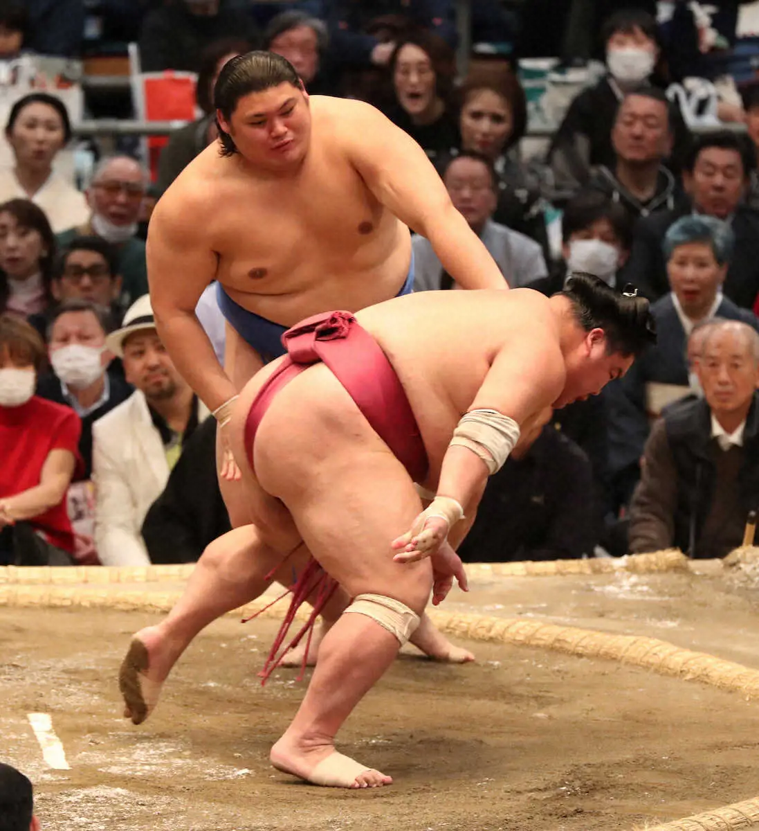 【画像・写真】大の里（後方）はたき込みで大栄翔を破る　（撮影・奥　調）