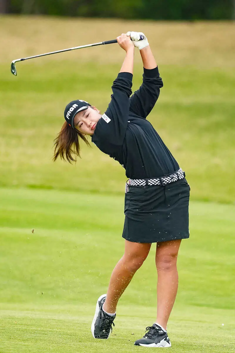 【画像・写真】9番、第2打を放つ小林夢果（撮影・会津　智海）