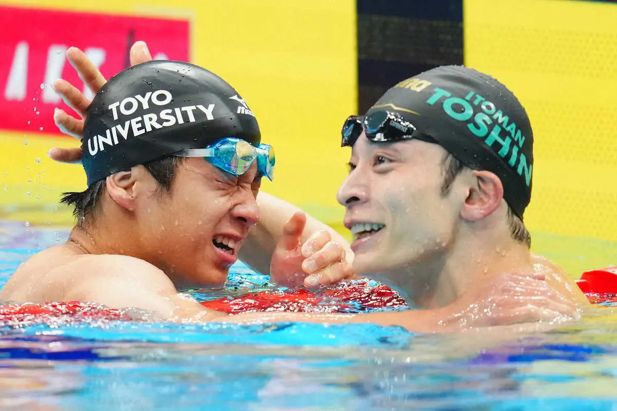 【画像・写真】男子200メートル背泳ぎ決勝で五輪を決めた竹原（左）を祝福する入江（撮影・西尾　大助）　