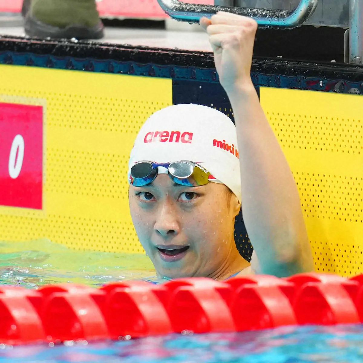 【画像・写真】女子200メートル平泳ぎ決勝、五輪内定しガッツポーズの鈴木聡美（撮影・西尾　大助）