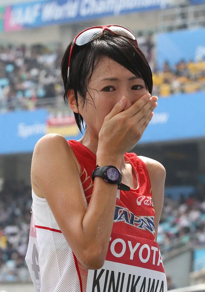 2011年、世界陸上テグ＜女子5000メートル予選＞予選2組を15分38秒23の8位で決勝進出を逃し、涙を流す絹川愛