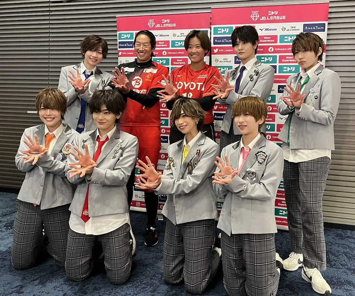【画像・写真】上野由岐子(後列左から2人目)、後藤希友(同3人目)とともにポーズをとる風男塾