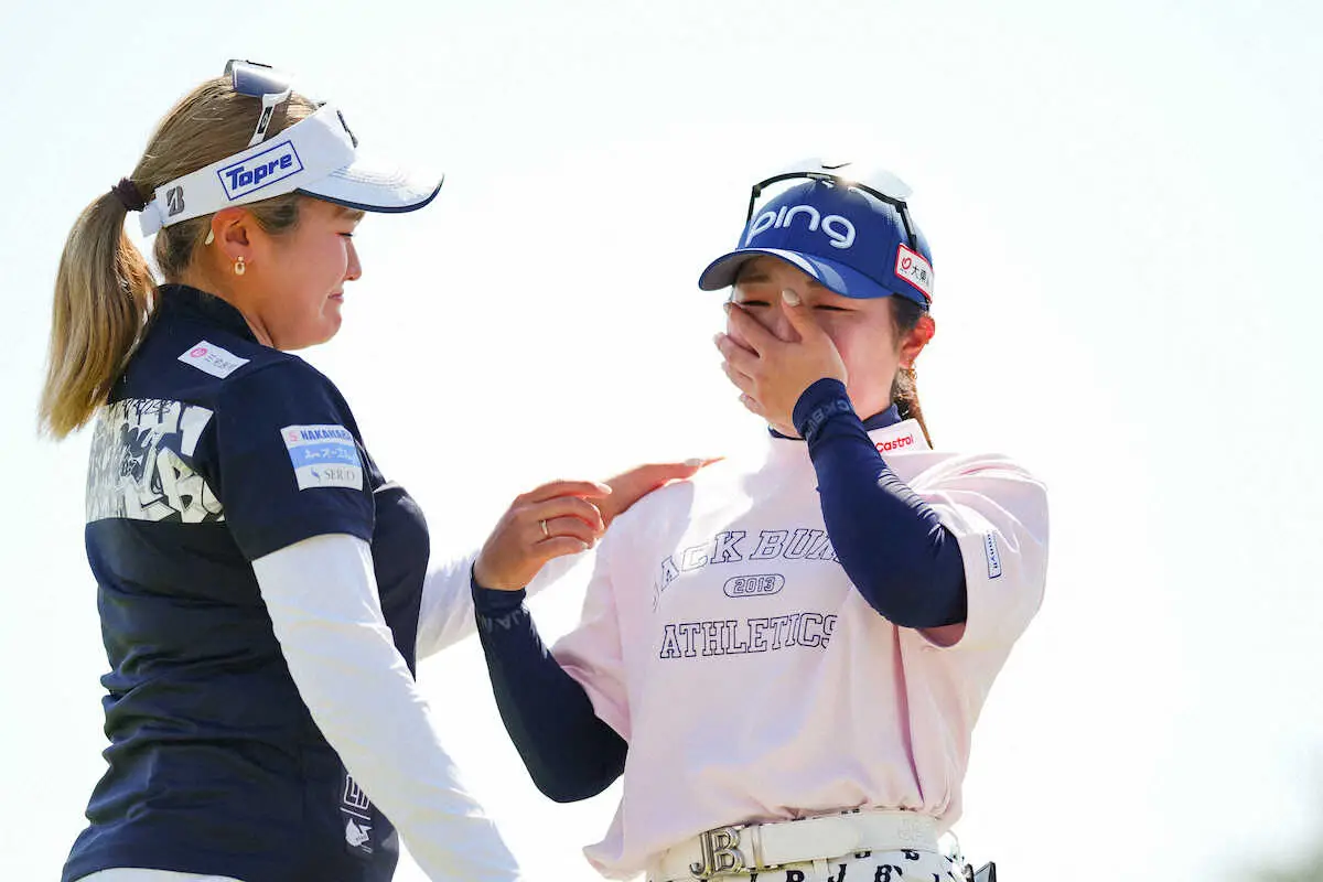 【画像・写真】涙目の佐久間朱莉「最後は笑顔で称えたかった」　初V阿部を祝福