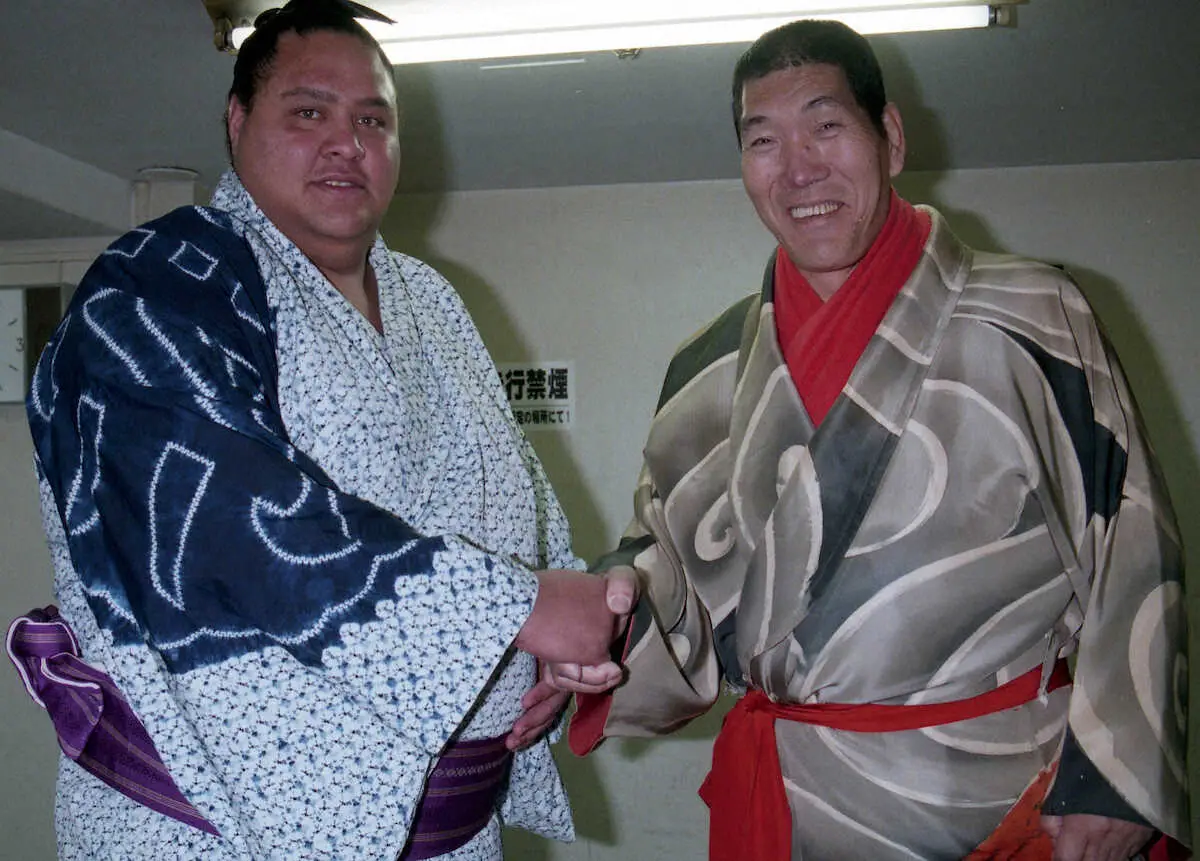 97年、全日本プロレスの日本武道館公演で入場前にジャイアント馬場（右）と握手をかわす横綱・曙