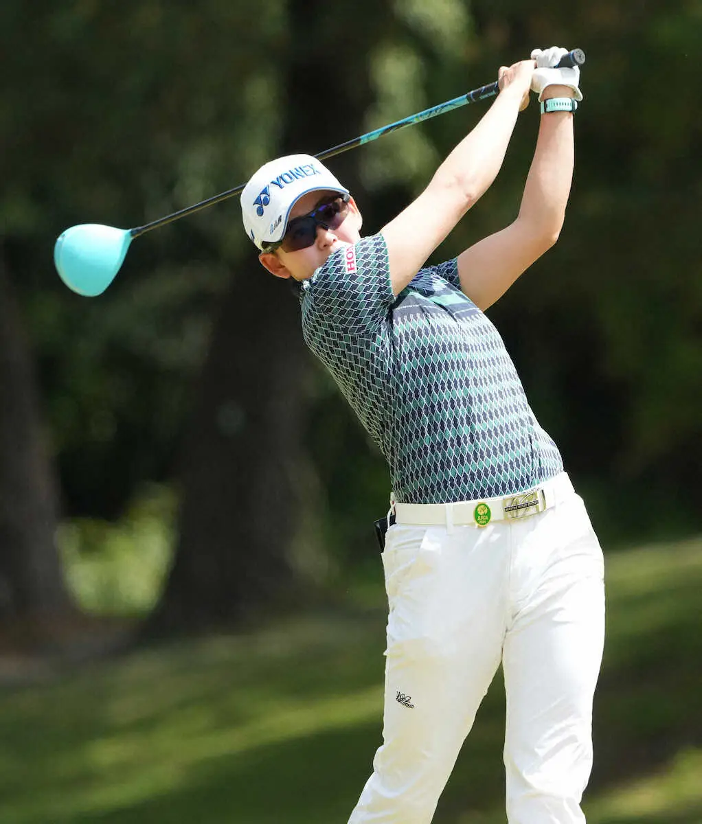 【画像・写真】昨年覇者・岩井明愛が通算8アンダーで単独首位、2打差2位に尾関彩美悠　KKT杯バンテリン・レディース