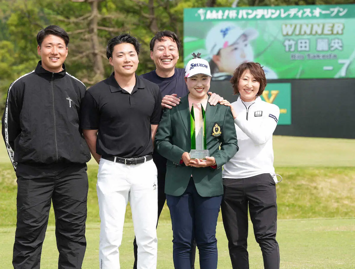 【画像・写真】竹田の初優勝を叔母もねぎらう　平瀬真由美「よく最後まで自分のゴルフを貫き通せたな」