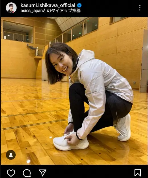 【画像・写真】石川佳純さん　“靴紐キュッ”ショット公開に「やっぱりこの格好が1番！」「スポーツウエアが似合う」