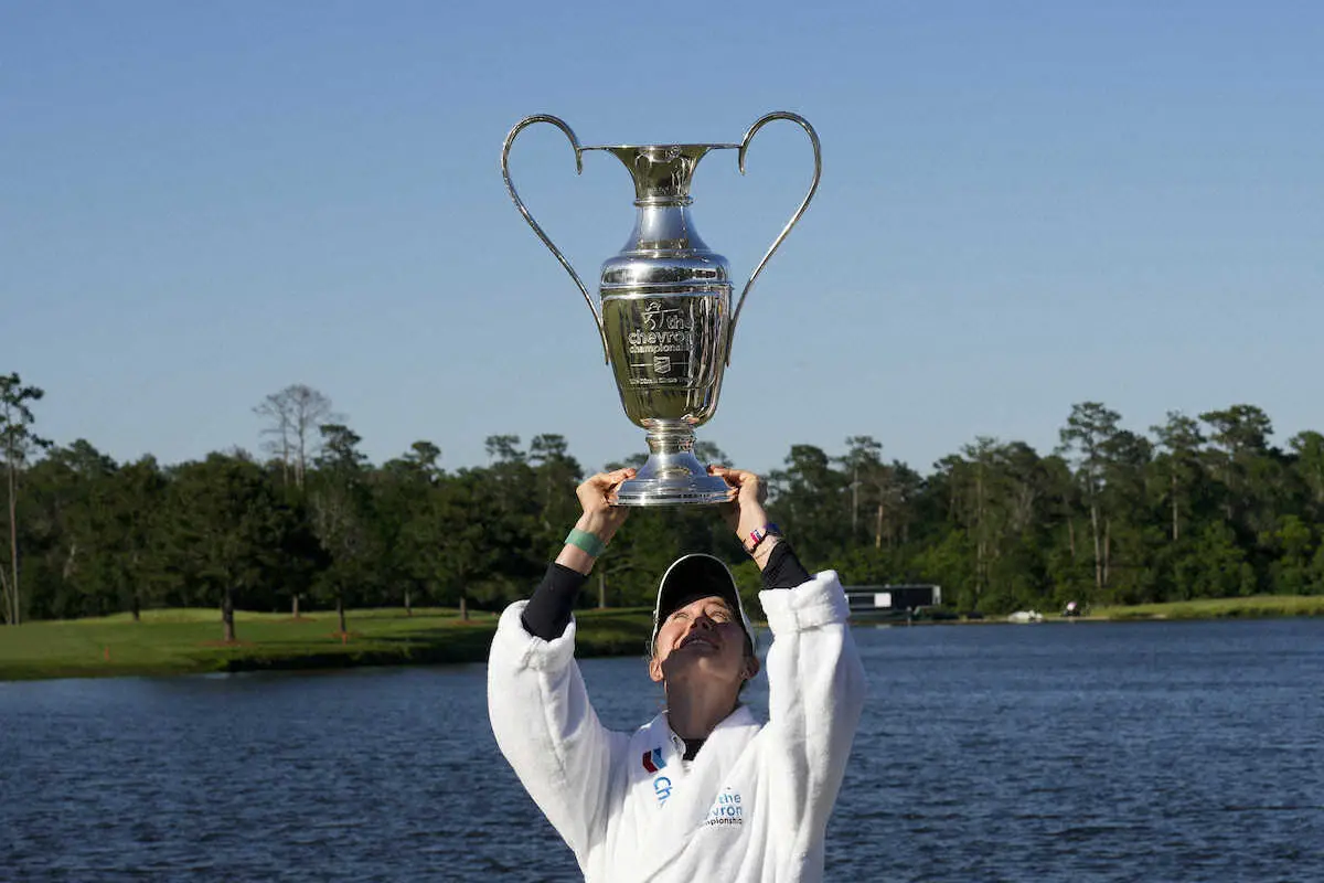 【画像・写真】世界ランク1位がネリー・コルダが涙の5連勝「やっと呼吸ができる」大会恒例の池ダイブも披露