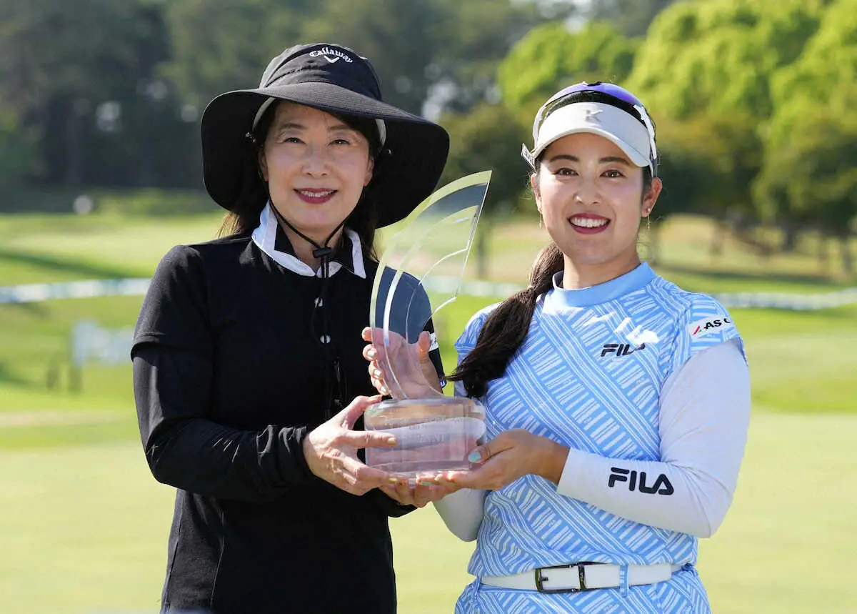【画像・写真】初優勝した天本（右）と母・結子さんはトロフィーを手に笑顔（撮影・沢田　明徳）