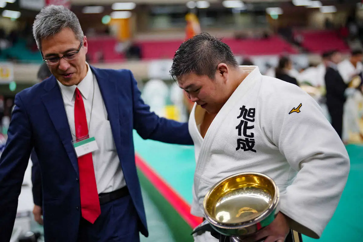 【画像・写真】＜全日本柔道選手権＞穴井隆将氏（左）に優勝を称えられる中野（撮影・会津　智海）