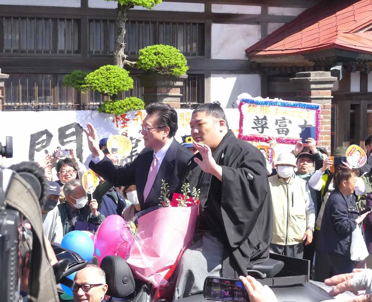 【画像・写真】【尊富士凱旋パレード】青森出身の師匠・伊勢ケ浜親方「いつか地元から優勝力士を出したいと思っていた」