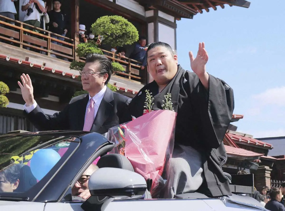 【画像・写真】大相撲春場所で新入幕優勝を果たし、凱旋パレードで手を振る大相撲の幕内尊富士（右）