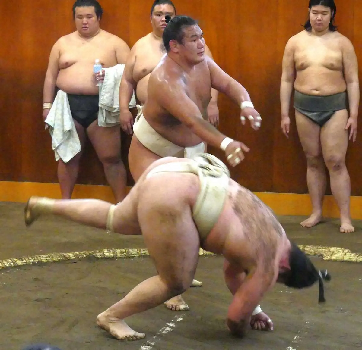 【画像・写真】豊昇龍が盟友・欧勝馬の新入幕に祝福の意を込めぶつかりガッチリ「途中からちょっと熱くなった」