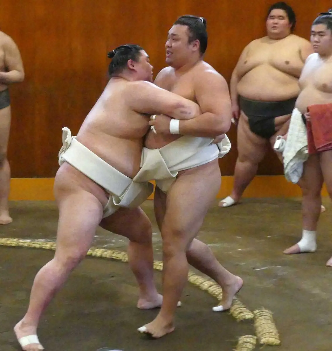 【画像・写真】カド番の霧島は8番で稽古切り上げ　立ち合い頭で当たれず…首の状態は「よくなかった」