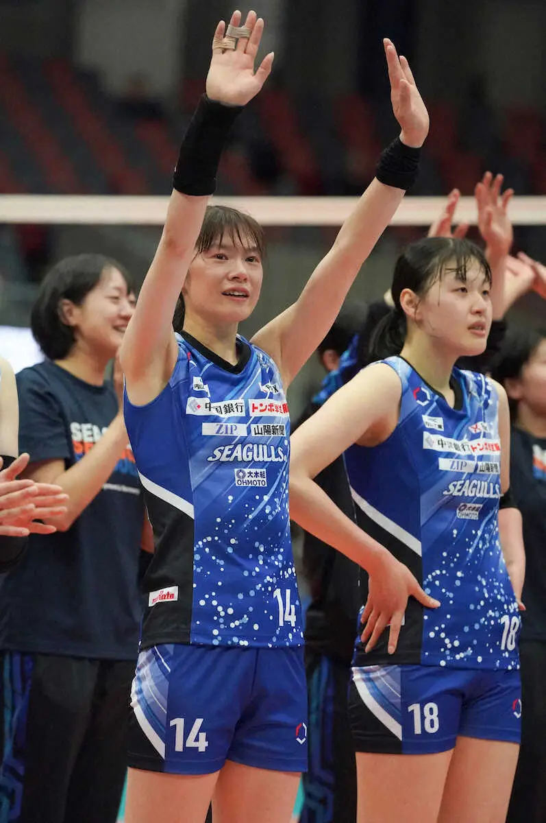 【画像・写真】【黒鷲旗バレー】女子は岡山シーガルズ初優勝、今大会限りで引退の宮下を胴上げ　男子はサントリーがV