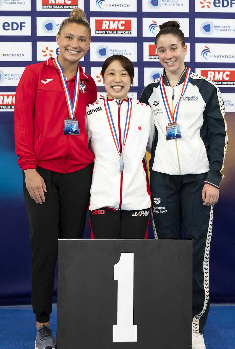 【画像・写真】女子高飛び込みで優勝した荒井祭里（中央）