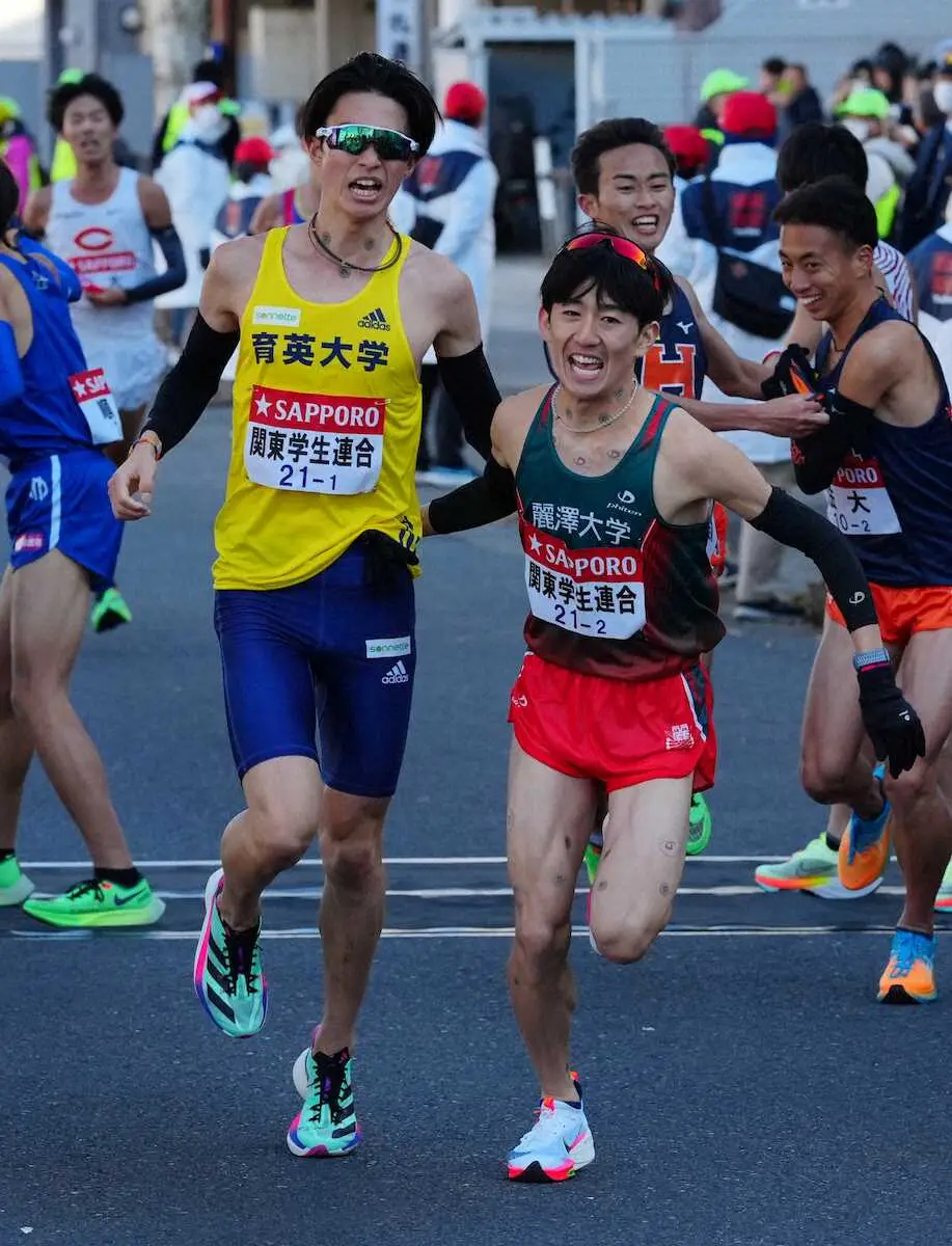 【画像・写真】第99回箱根駅伝・往路の鶴見中継所で2区の麗沢大・工藤（右）にたすきをつなぐ関東学生連合の1区を任された育英大・新田